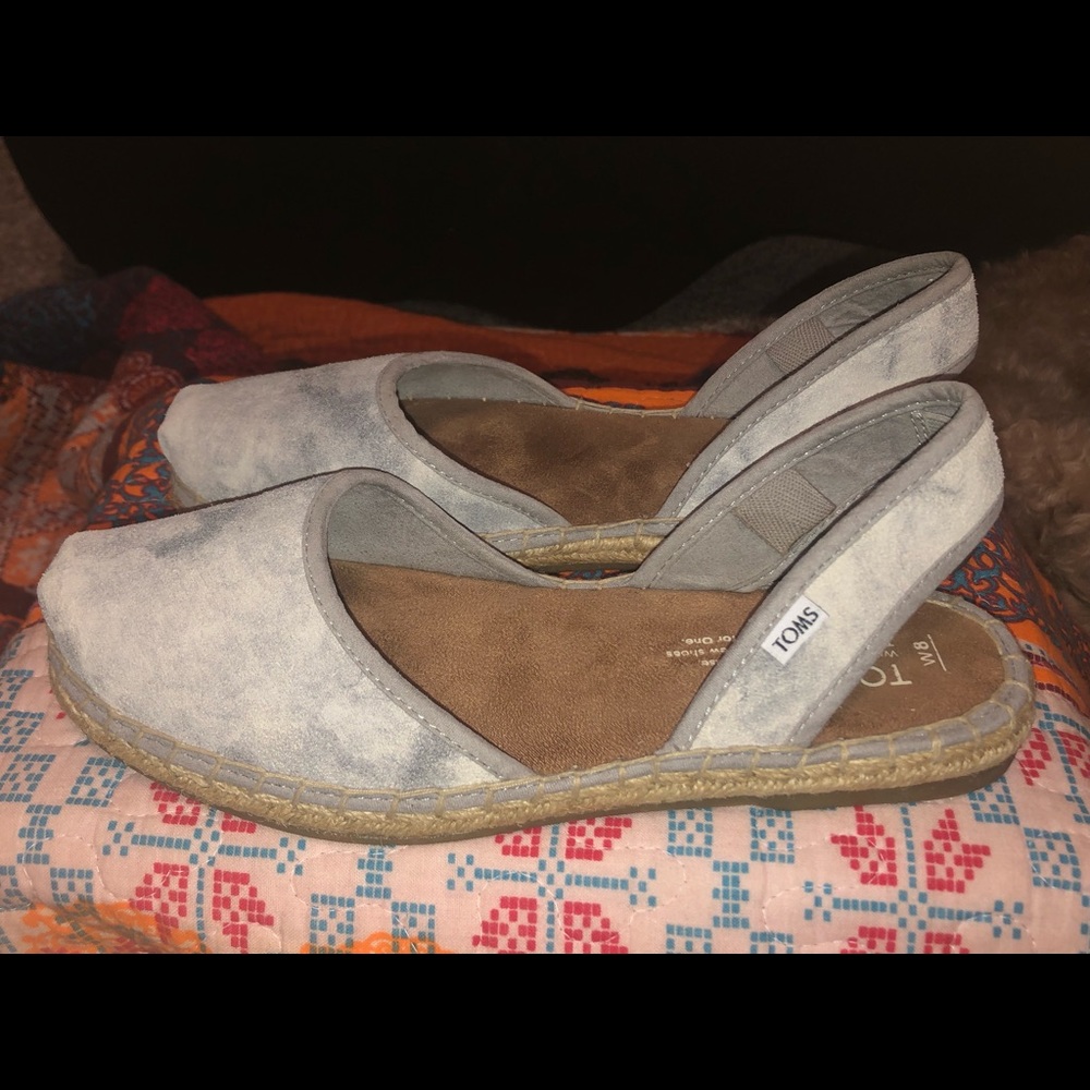 Women’s TOMS size 8, never worn.